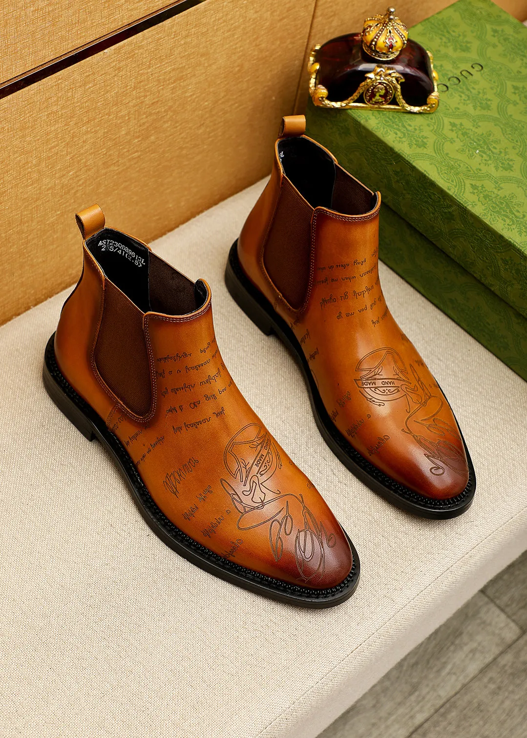 Men's shoes 💰640 💐 Product trademark: GUCCI "Gucci" high-top leather shoes Regular size: 38-44 (37.45.46🉑️Customized) Product materials: Selected imported first-layer calfskin embossed upper + luxury hardware buckle, imported sheep 🐑 leather lining. Strong three-dimensional visual effect, original outsole Color: 3⃣️colors available